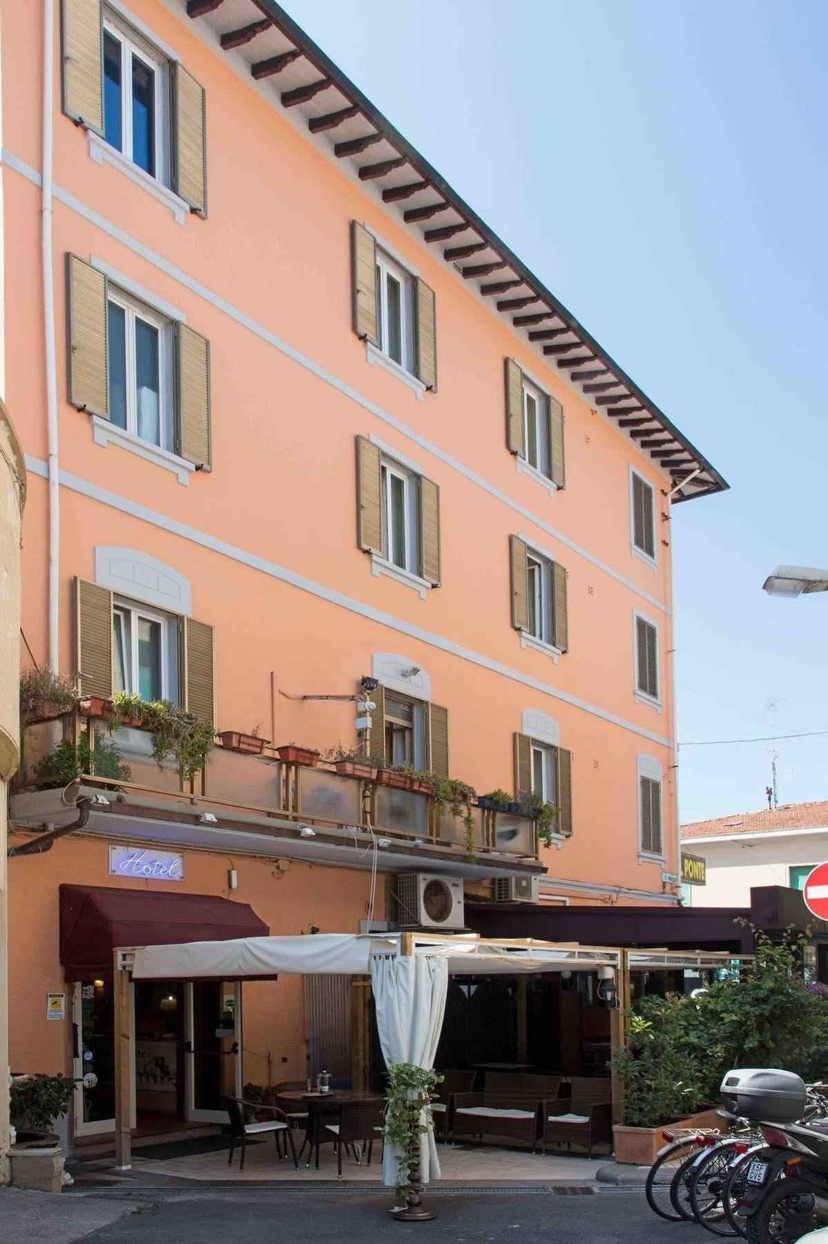Hotel Il Ponte Cecina  Bagian luar foto