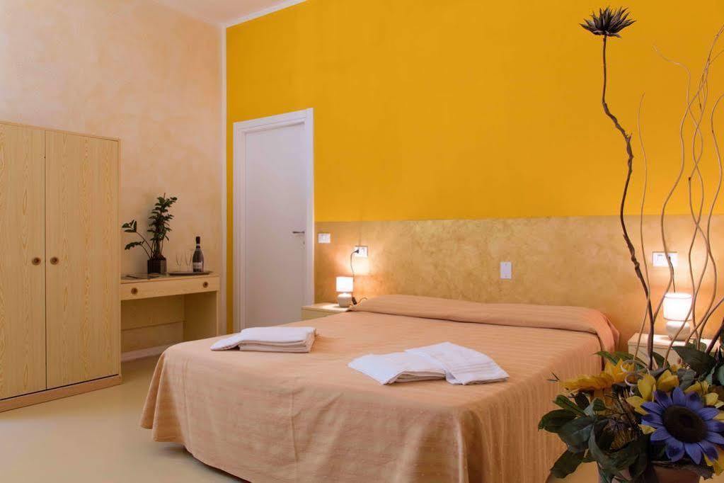 Hotel Il Ponte Cecina  Bagian luar foto